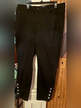 CeCe Black Cropped Ankle Pants with Cute Button Accent
